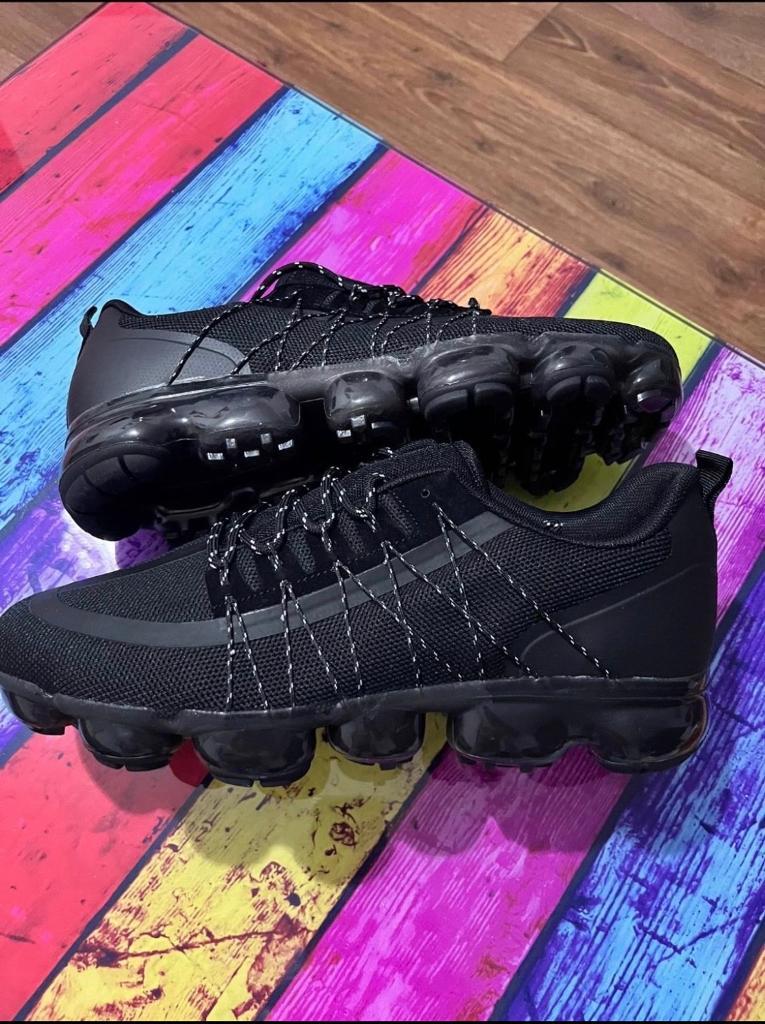 black vapormax size 9